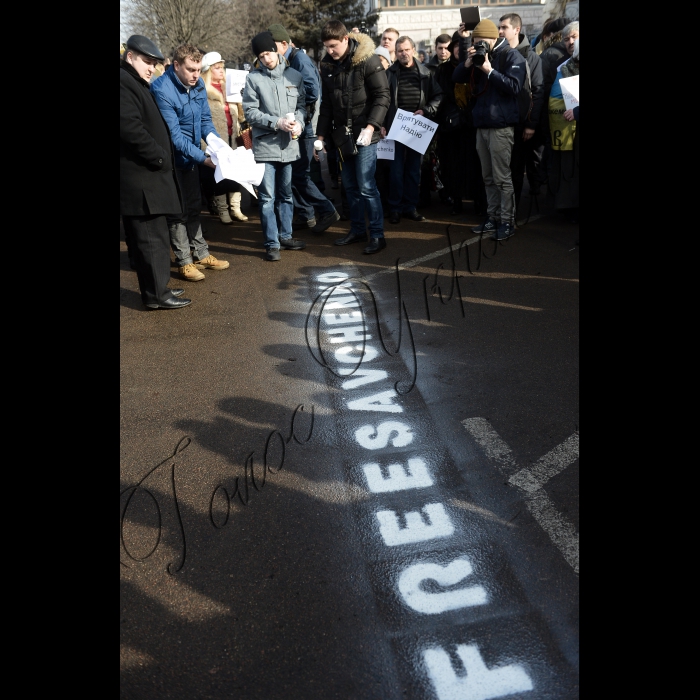 В Києві біля посольства РФ відбулась акція «#FreeSavchenko» на підтримку народного депутата від фракції «Батьківщина», члена ПАРЄ Надії Савченко. Під час акції було оприлюднено «Список Савченко» - список осіб, причетних до викрадення, незаконного засудження та ув’язнeння української льотчиці. 
