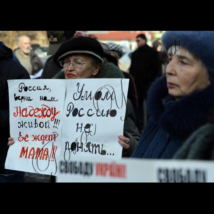 В Києві біля посольства РФ відбулась акція «#FreeSavchenko» на підтримку народного депутата від фракції «Батьківщина», члена ПАРЄ Надії Савченко. Під час акції було оприлюднено «Список Савченко» - список осіб, причетних до викрадення, незаконного засудження та ув’язнeння української льотчиці. 