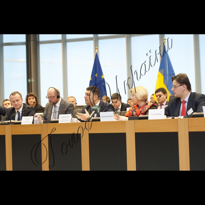 Візит Голови Верховної Ради України до Європейських інституцій (м. Брюссель).
Спільна участь Голови Верховної Ради України Володимира Гройсмана і 
Президента Європейського Парламенту Мартіна Шульца у відкритті інавгураційного засідання Парламентського комітету асоціації.
Остап Семерак, Мартін Шульц, Володимир Гройсман, Ірина Геращенко і Віктор Галасюк.