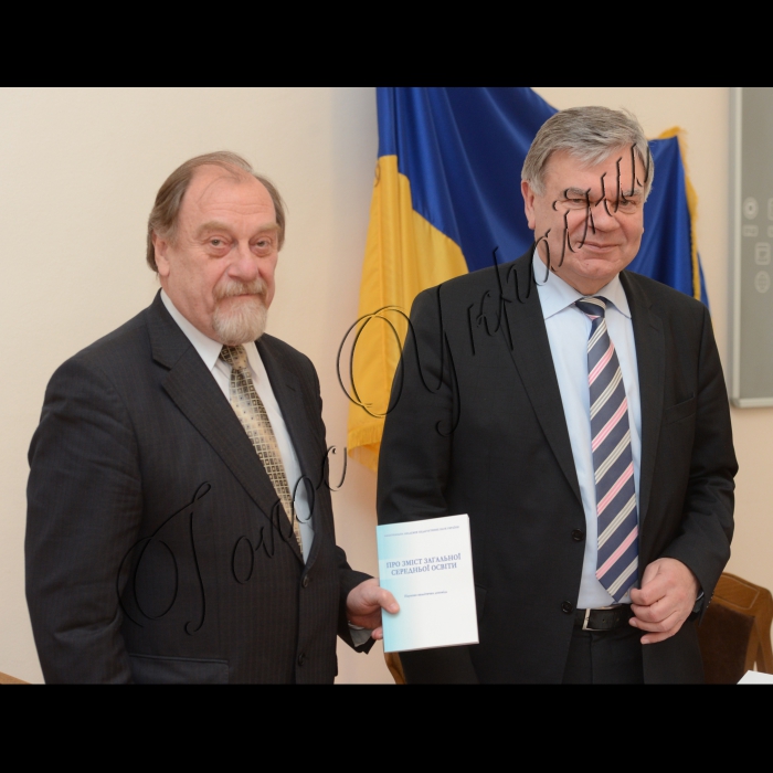 Відбулася презентація науково-аналітичної доповіді Національної академії педагогічних наук України «Про  зміст загальної середньої освіти». Учасники - президент НАПН України Василь Кремень, академік-секретар відділення загальної середньої освіти НАПН України Олександр Ляшенко. 
Василь Кремень, президент НАПН України (праворуч) та Олександр Ляшенко, академік-секретар відділення загальної середньої освіти НАПН України - керівник робочої групи.
