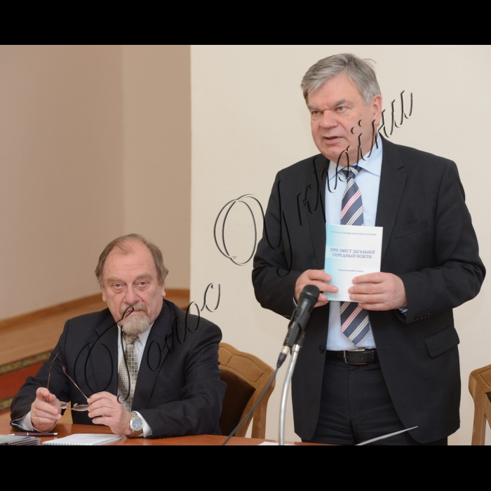 Відбулася презентація науково-аналітичної доповіді Національної академії педагогічних наук України «Про  зміст загальної середньої освіти». Учасники - президент НАПН України Василь Кремень, академік-секретар відділення загальної середньої освіти НАПН України Олександр Ляшенко. 
Василь Кремень, президент НАПН України (праворуч) та Олександр Ляшенко, академік-секретар відділення загальної середньої освіти НАПН України - керівник робочої групи.