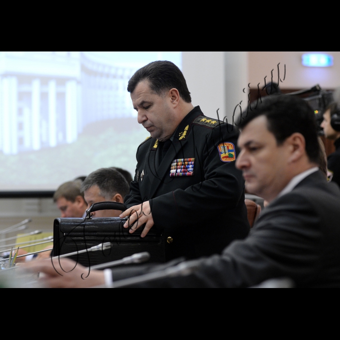 Київ.
Під головуванням Прем’єр-міністра України Арсенія Яценюка відбулося засідання уряду.
Міністр оборони України Степан Полторак, міністр охорони здоров'я України Олександр Квіташвілі.