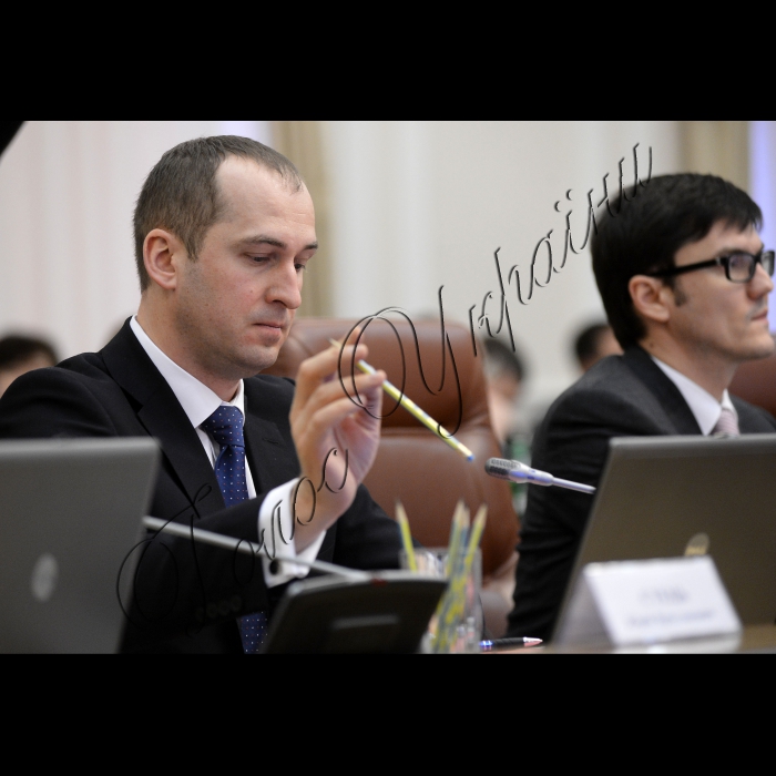 Київ.
Під головуванням Прем’єр-міністра України Арсенія Яценюка відбулося засідання уряду.
Міністр аграрної політики і продовольства України Олексій Павленко, міністр інфраструктури України Андрій Пивоварський.