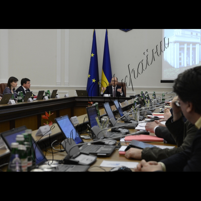 Київ.
Під головуванням Прем’єр-міністра України Арсенія Яценюка відбулося засідання уряду.