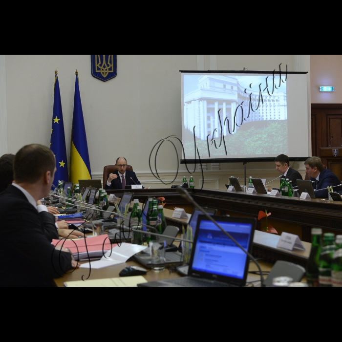 Київ.
Під головуванням Прем’єр-міністра України Арсенія Яценюка відбулося засідання уряду.