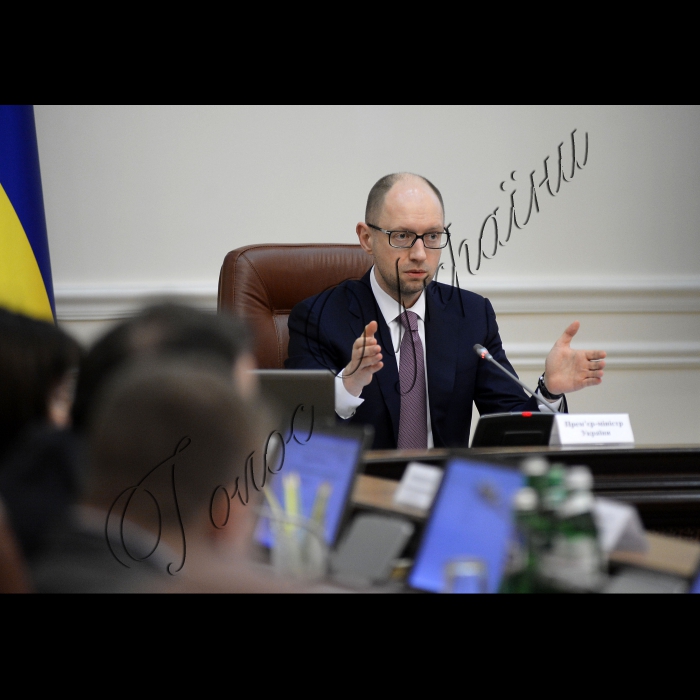 Київ.
Під головуванням Прем’єр-міністра України Арсенія Яценюка відбулося засідання уряду.
