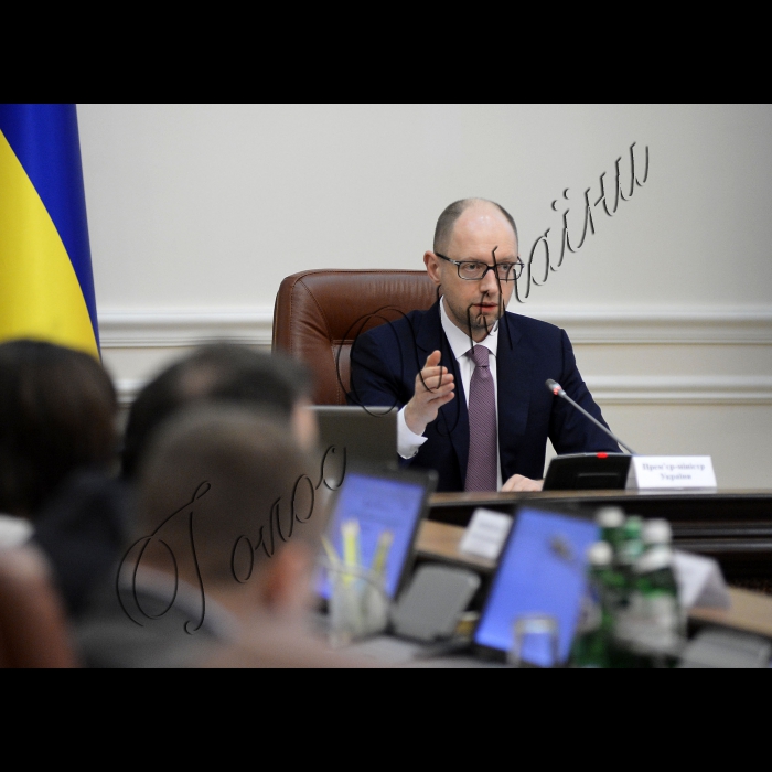 Київ.
Під головуванням Прем’єр-міністра України Арсенія Яценюка відбулося засідання уряду.