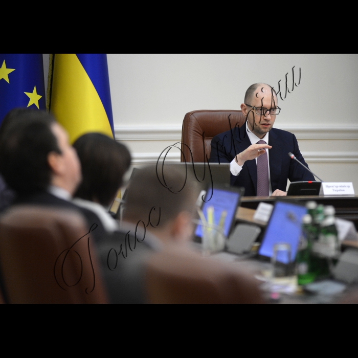Київ.
Під головуванням Прем’єр-міністра України Арсенія Яценюка відбулося засідання уряду.