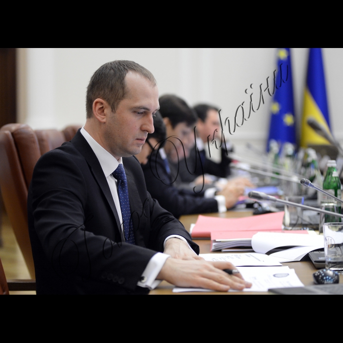 Київ.
Під головуванням Прем’єр-міністра України Арсенія Яценюка відбулося засідання уряду.