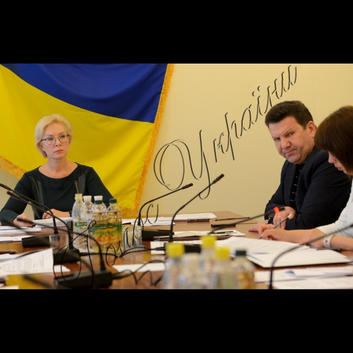 Відбулося засідання Комітету Верховної Ради України з питань соціальної політики, зайнятості та пенсійного забезпечення. Порядок денний: проект закону про внесення змін до Закону України «Про Державний бюджет на 2015 рік»; проект закону про внесення змін до деяких законодавчих актів України щодо посилення соціального захисту внутрішньо переміщених осіб; проект закону про внесення змін до деяких законодавчих актів України щодо пенсійного забезпечення.
Голова Комітету Верховної Ради України з питань соціальної політики Людмила Денісова та заступник голови комітету Сергій Куніцин.