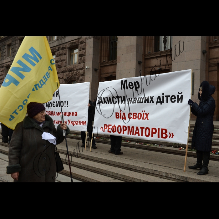 Близько тисячі мітингувальників біля будівлі Київської міської державної адміністрації на Хрещатику ,проводять акцію 