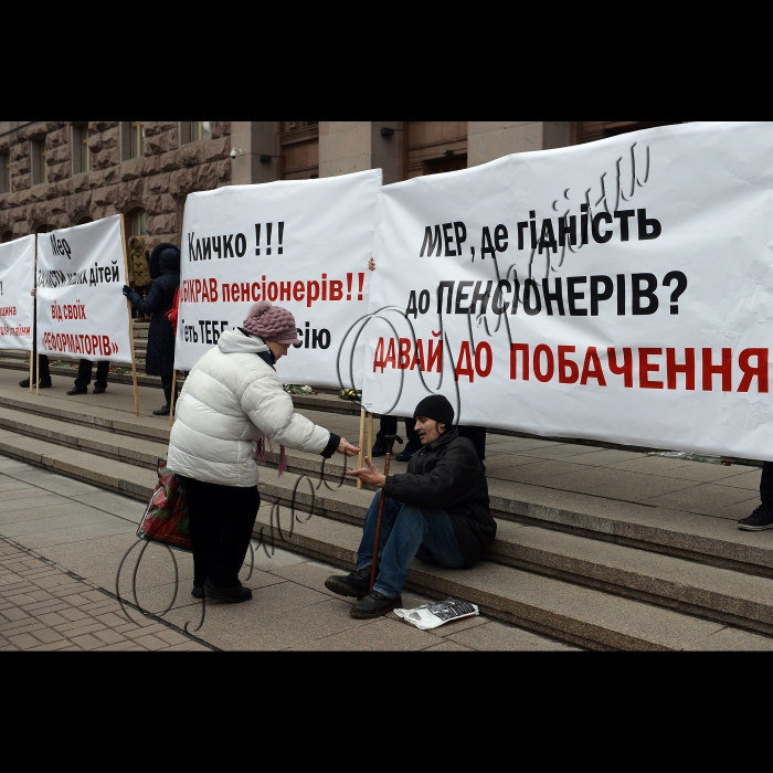 Близько тисячі мітингувальників біля будівлі Київської міської державної адміністрації на Хрещатику ,проводять акцію 