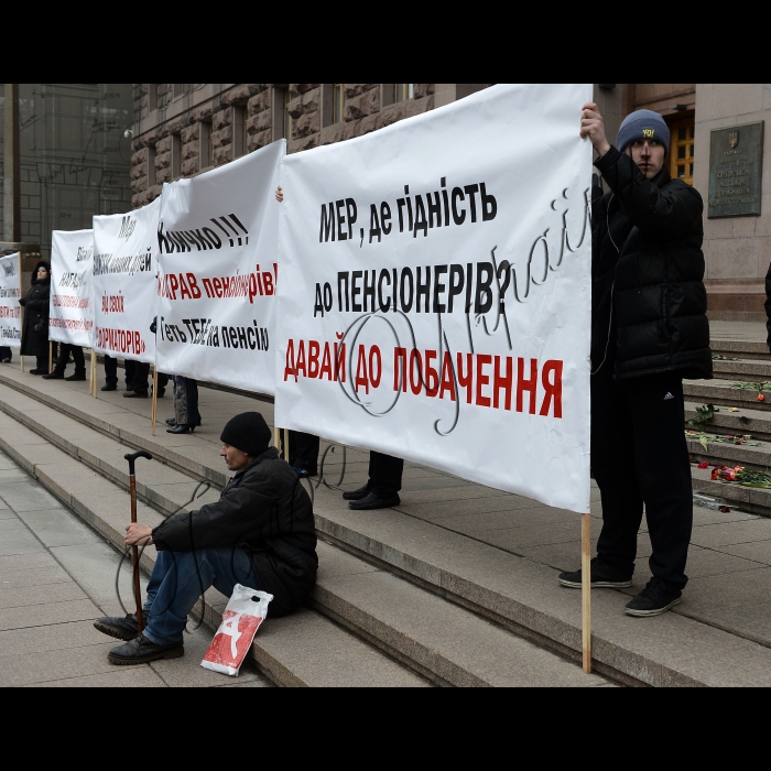 Близько тисячі мітингувальників біля будівлі Київської міської державної адміністрації на Хрещатику ,проводять акцію 