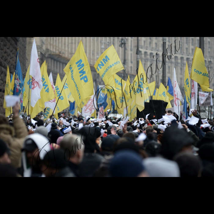 Близько тисячі мітингувальників біля будівлі Київської міської державної адміністрації на Хрещатику ,проводять акцію 