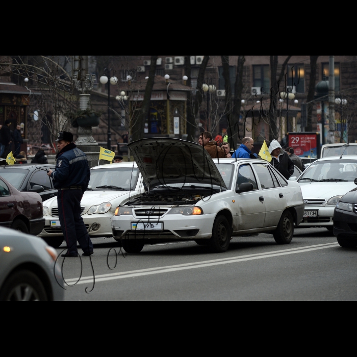 Близько тисячі мітингувальників біля будівлі Київської міської державної адміністрації на Хрещатику ,проводять акцію 