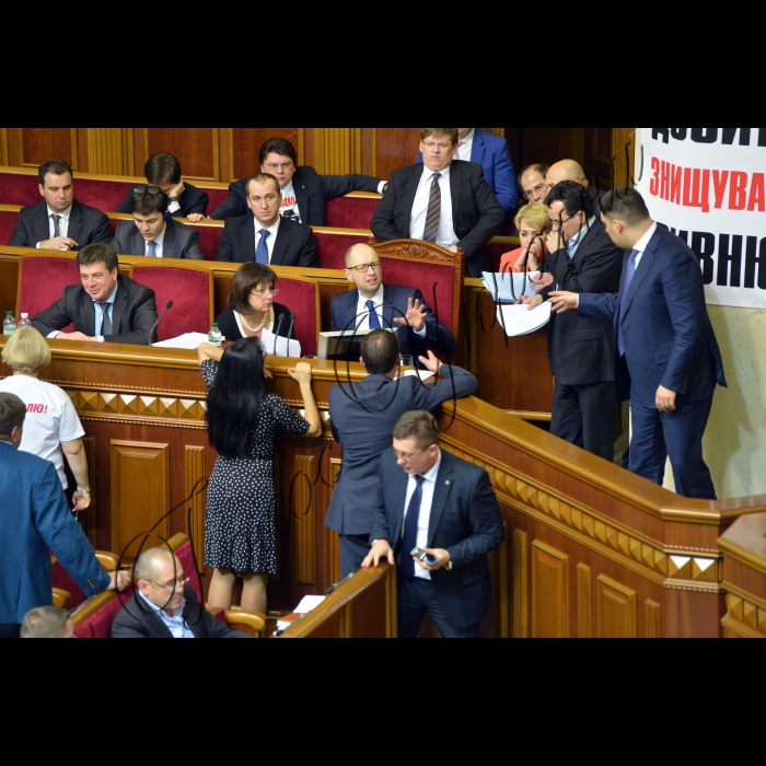 Вечірнє засідання Верховної Ради України, на якому прийняли зміни до бюджету.
Міністр фінансів Катерина Яресько, прем’єр –міністр Арсеній Яценюк, Голова ВР Володимир Гройсман.