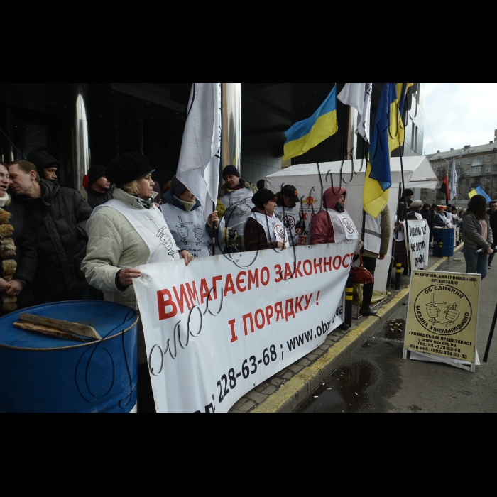 Біля будинку Вищого господарського суду ВГПО «Об’єднання Богдана Хмельницького» провела акцію протесту «RUSSIA! Руки геть від українських підприємств!» Учасники акції вимагали зупинити рейдерів-загарбників, які діють за підтримки Арбітражного суду РФ, та не дати знищити українське підприємство ПАТ «Феодосійський механічний завод»  в Криму.