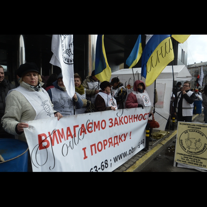 Біля будинку Вищого господарського суду ВГПО «Об’єднання Богдана Хмельницького» провела акцію протесту «RUSSIA! Руки геть від українських підприємств!» Учасники акції вимагали зупинити рейдерів-загарбників, які діють за підтримки Арбітражного суду РФ, та не дати знищити українське підприємство ПАТ «Феодосійський механічний завод»  в Криму.
