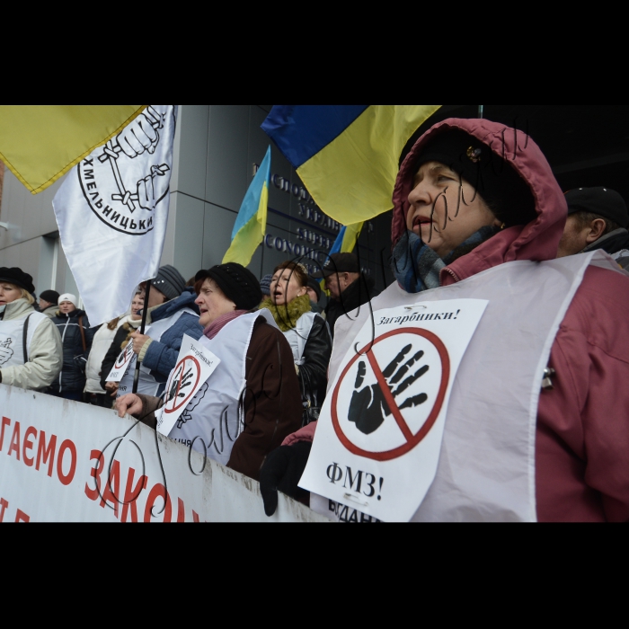 Біля будинку Вищого господарського суду ВГПО «Об’єднання Богдана Хмельницького» провела акцію протесту «RUSSIA! Руки геть від українських підприємств!» Учасники акції вимагали зупинити рейдерів-загарбників, які діють за підтримки Арбітражного суду РФ, та не дати знищити українське підприємство ПАТ «Феодосійський механічний завод»  в Криму.