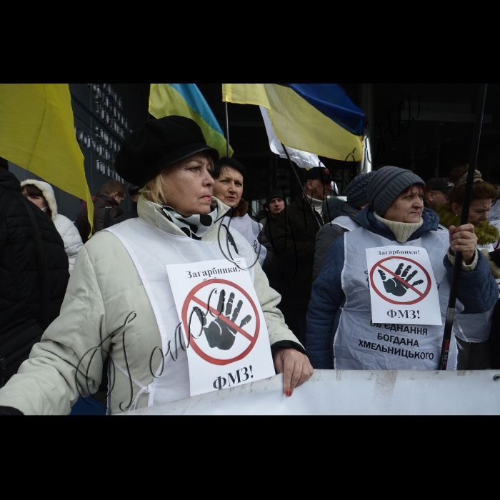 Біля будинку Вищого господарського суду ВГПО «Об’єднання Богдана Хмельницького» провела акцію протесту «RUSSIA! Руки геть від українських підприємств!» Учасники акції вимагали зупинити рейдерів-загарбників, які діють за підтримки Арбітражного суду РФ, та не дати знищити українське підприємство ПАТ «Феодосійський механічний завод»  в Криму.