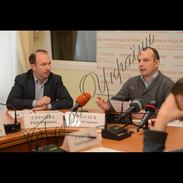 Відбулося засідання Комітету ВРУ з питань запобігання і протидії корупції на якому розглядався, зокрема, проект Закону «Про внесення змін до деяких законодавчих актів України у сфері поводження з побутовими відходами».
Голова Комітету ВРУ з питань запобігання і протидії корупції Єгор Соболєв (праворуч), та завідувач секретаріату комітету Юрій Сорочик