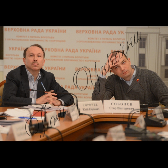 Відбулося засідання Комітету ВРУ з питань запобігання і протидії корупції на якому розглядався, зокрема, проект Закону «Про внесення змін до деяких законодавчих актів України у сфері поводження з побутовими відходами».
Голова Комітету ВРУ з питань запобігання і протидії корупції Єгор Соболєв (праворуч), та завідувач секретаріату комітету Юрій Сорочик