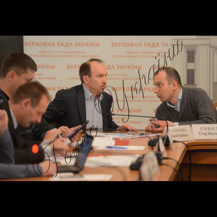 Відбулося засідання Комітету ВРУ з питань запобігання і протидії корупції на якому розглядався, зокрема, проект Закону «Про внесення змін до деяких законодавчих актів України у сфері поводження з побутовими відходами».
Голова Комітету ВРУ з питань запобігання і протидії корупції Єгор Соболєв (праворуч), та завідувач секретаріату комітету Юрій Сорочик