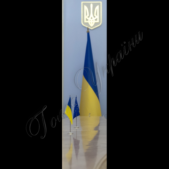 Зустріч Голови ВР України Володимира Гройсмана з Главою Консультативної місії Європейського Союзу з реформування сектору цивільної безпеки України Кальманом Міжеєм.
Прапори України та ЄС