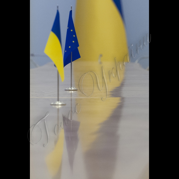 Зустріч Голови ВР України Володимира Гройсмана з Главою Консультативної місії Європейського Союзу з реформування сектору цивільної безпеки України Кальманом Міжеєм.
Прапори України та ЄС