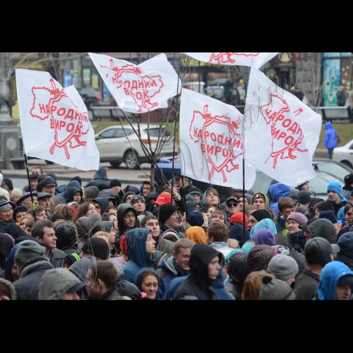 Біля КМДА відбулася акція протесту «Марш білих хустинок». Мета акції: звернути увагу громадськості та урядових структур на бездіяльність столичної влади. Організатори: кияни, учасники громадських організацій і рухів таких як: 