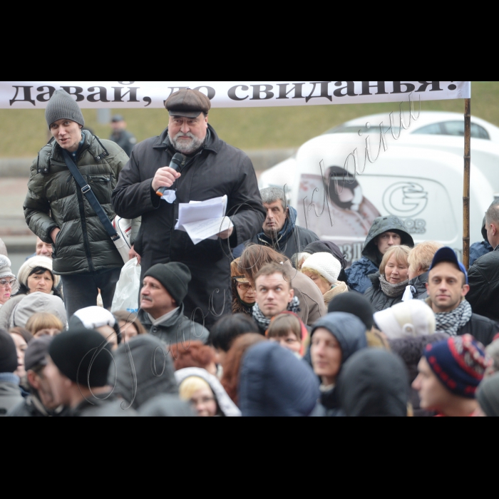 Біля КМДА відбулася акція протесту «Марш білих хустинок». Мета акції: звернути увагу громадськості та урядових структур на бездіяльність столичної влади. Організатори: кияни, учасники громадських організацій і рухів таких як: 