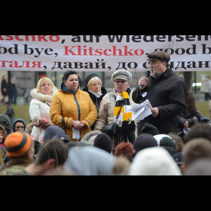 Біля КМДА відбулася акція протесту «Марш білих хустинок». Мета акції: звернути увагу громадськості та урядових структур на бездіяльність столичної влади. Організатори: кияни, учасники громадських організацій і рухів таких як: 