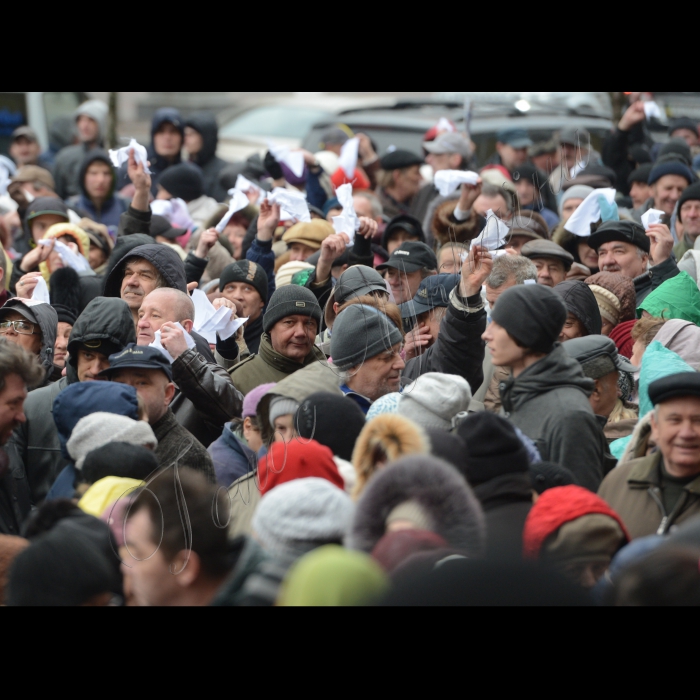 Біля КМДА відбулася акція протесту «Марш білих хустинок». Мета акції: звернути увагу громадськості та урядових структур на бездіяльність столичної влади. Організатори: кияни, учасники громадських організацій і рухів таких як: 