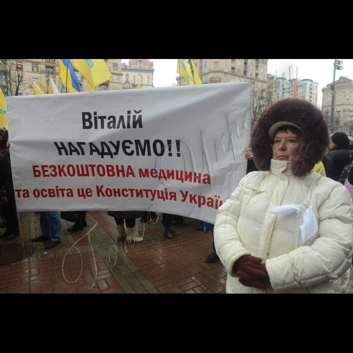 Біля КМДА відбулася акція протесту «Марш білих хустинок». Мета акції: звернути увагу громадськості та урядових структур на бездіяльність столичної влади. Організатори: кияни, учасники громадських організацій і рухів таких як: 