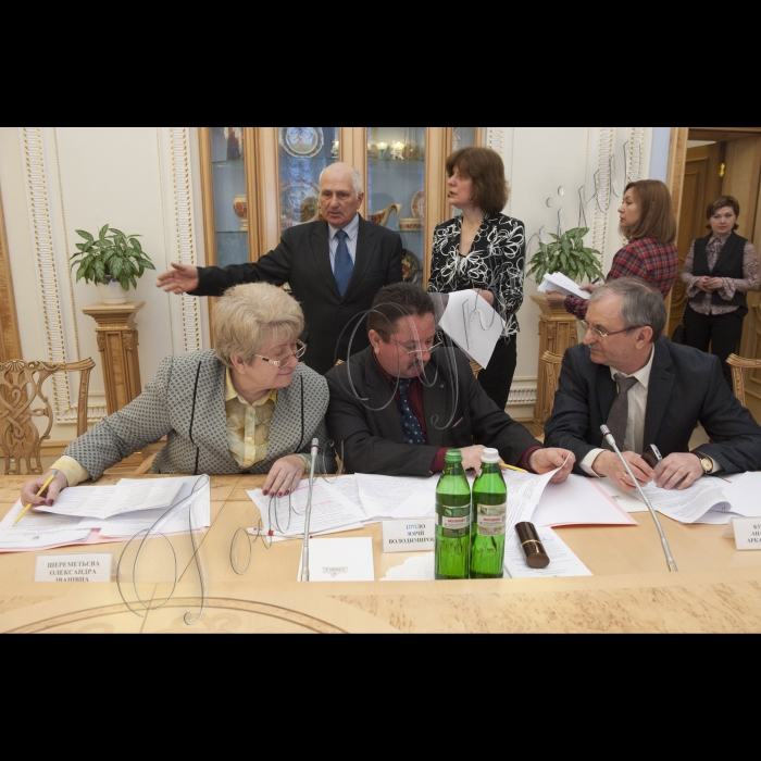 Під головуванням Голови ВР України Володимира Гройсмана відбулося засідання Робочої групи з питань сприяння реформуванню територіальних громад базового рівня.

(на передньому плані зліва направо) Олександра Шереметьєва (Омельницький сільський голова Кременчуцького району Полтавської області, член Правління Всеукраїнської асоціації сільських та селищних рад); Юрій Шило (Давидівський сільський голова Якимівського району Запорізької області); Анатолій Кушнір (Маківський сільський голова Дунаєвецького району Хмельницької області);