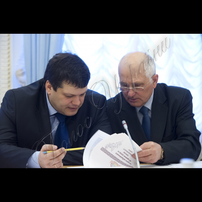 Під головуванням Голови ВР України Володимира Гройсмана відбулося засідання Робочої групи з питань сприяння реформуванню територіальних громад базового рівня.
Юрій Андрійчук (голова Секретаріату Української асоціації районних та обласних рад, ліворуч) і Микола Фурсенко (Фурсівський сільський голова Білоцерківського району Київської області, Голова Всеукраїнської асоціації сільських та селищних рад);