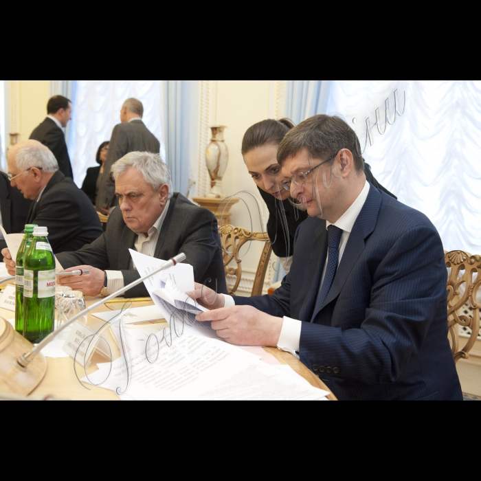 Під головуванням Голови ВР України Володимира Гройсмана відбулося засідання Робочої групи з питань сприяння реформуванню територіальних громад базового рівня.

(на передньому плані) Перший заступник Глави Адміністрації Президента України Віталій Ковальчук;