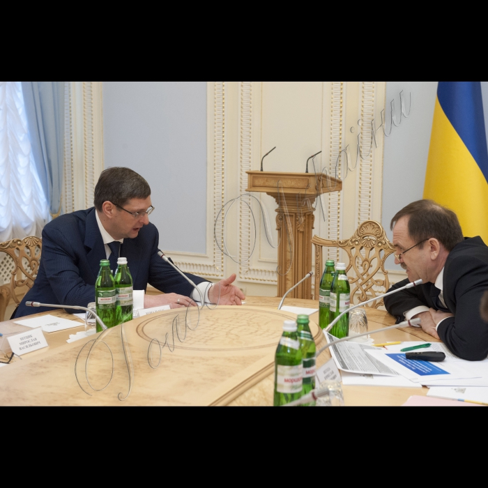 Під головуванням Голови ВР України Володимира Гройсмана відбулося засідання Робочої групи з питань сприяння реформуванню територіальних громад базового рівня.

Перший заступник Глави Адміністрації Президента України Віталій Ковальчук (ліворуч) і заступник Міністра регіонального розвитку, будівництва та житлово-комунального господарства України – керівник апарату В’ячеслав Негода;