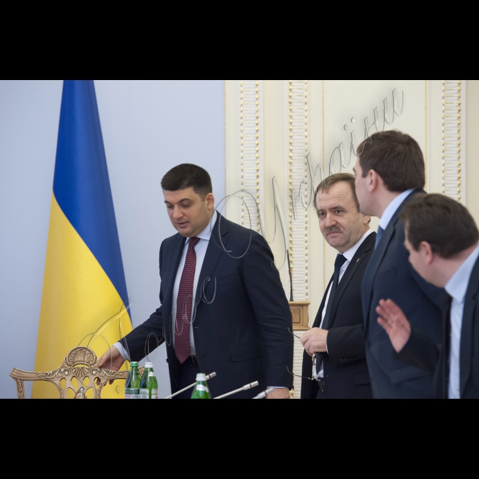 Під головуванням Голови ВР України Володимира Гройсмана відбулося засідання Робочої групи з питань сприяння реформуванню територіальних громад базового рівня.

Голова ВР України Володимир Гройсман, заступник Міністра регіонального розвитку, будівництва та житлово-комунального господарства України – керівник апарату В’ячеслав Негода, Голова Державної служби України з питань геодезії, картографії та кадастру Максим Мартинюк, заступник Вінницького міського голови, уповноважений міського голови з питань управління якістю, протидії корупційним загрозам та інформаційної безпеки Володимир Слишинський;