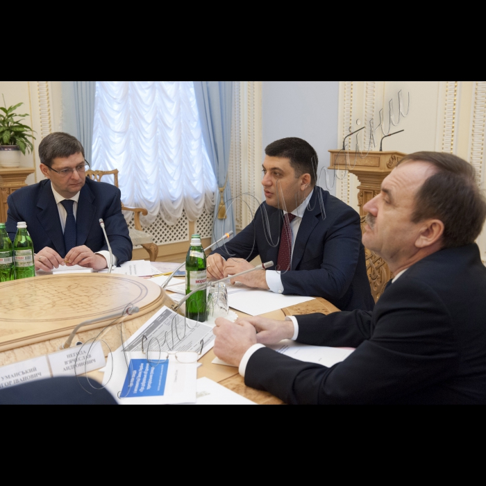Під головуванням Голови ВР України Володимира Гройсмана відбулося засідання Робочої групи з питань сприяння реформуванню територіальних громад базового рівня.

(зліва направо) Перший заступник Глави Адміністрації Президента України Віталій Ковальчук, Голова ВР України Володимир Гройсман, заступник Міністра регіонального розвитку, будівництва та житлово-комунального господарства України – керівник апарату В’ячеслав Негода, 