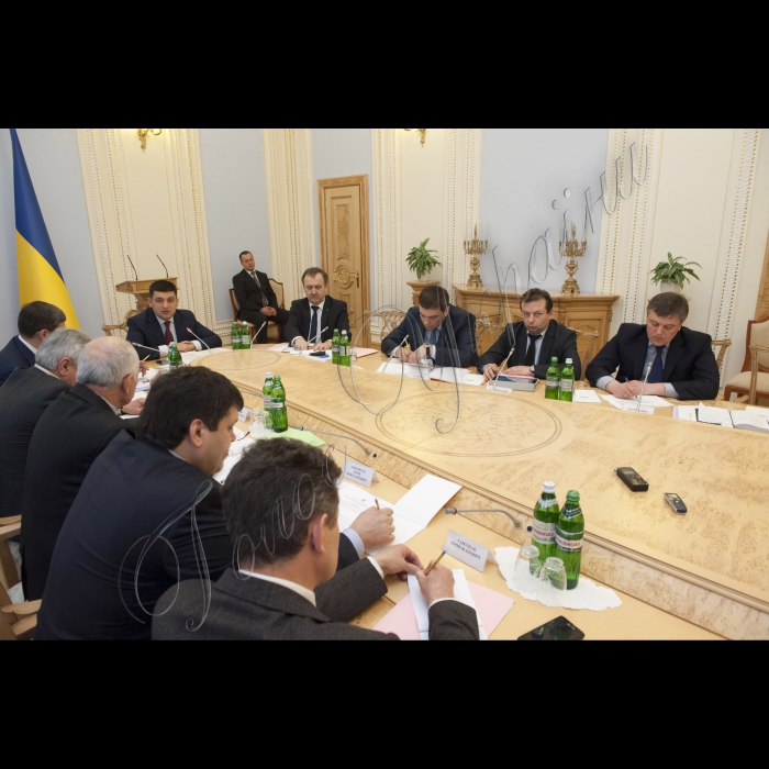 Під головуванням Голови ВР України Володимира Гройсмана відбулося засідання Робочої групи з питань сприяння реформуванню територіальних громад базового рівня.

(зліва направо по колу за годинниковою стрілкою) експерт Юрій Ганущак, Голова Секретаріату Української асоціації районних та обласних рад Юрій Андрійчук, Фурсівський сільський голова Білоцерківського району Київської області, Голова Всеукраїнської асоціації сільських та селищних рад Микола Фурсенко; Виконавчий директор Асоціації міст України Мирослав Пітцик, Перший заступник Глави Адміністрації Президента України Віталій Ковальчук, Голова ВР України Володимир Гройсман, заступник Міністра регіонального розвитку, будівництва та житлово-комунального господарства України – керівник апарату В’ячеслав Негода, Голова Державної служби України з питань геодезії, картографії та кадастру Максим Мартинюк, Перший заступник керівника Апарату Верховної Ради України Володимир Слишинський і заступник керівника Апарату Верховної Ради України Олександр Мартиненко;
