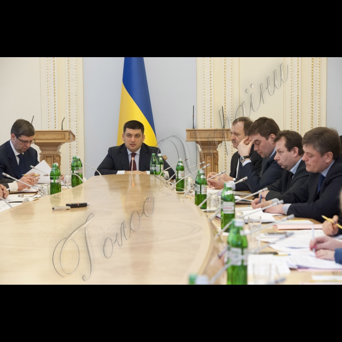 Під головуванням Голови ВР України Володимира Гройсмана відбулося засідання Робочої групи з питань сприяння реформуванню територіальних громад базового рівня.

(зліва направо) Перший заступник Глави Адміністрації Президента України Віталій Ковальчук, Голова ВР України Володимир Гройсман, заступник Міністра регіонального розвитку, будівництва та житлово-комунального господарства України – керівник апарату В’ячеслав Негода, Голова Державної служби України з питань геодезії, картографії та кадастру Максим Мартинюк, Перший заступник керівника Апарату Верховної Ради України Володимир Слишинський і заступник керівника Апарату Верховної Ради України Олександр Мартиненко; 