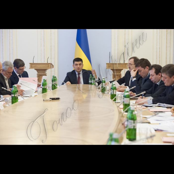 Під головуванням Голови ВР України Володимира Гройсмана відбулося засідання Робочої групи з питань сприяння реформуванню територіальних громад базового рівня.

(зліва направо) Виконавчий директор Асоціації міст України Мирослав Пітцик, Перший заступник Глави Адміністрації Президента України Віталій Ковальчук, Голова ВР України Володимир Гройсман, заступник Міністра регіонального розвитку, будівництва та житлово-комунального господарства України – керівник апарату В’ячеслав Негода, Голова Державної служби України з питань геодезії, картографії та кадастру Максим Мартинюк, Перший заступник керівника Апарату Верховної Ради України Володимир Слишинський і заступник керівника Апарату Верховної Ради України Олександр Мартиненко; 