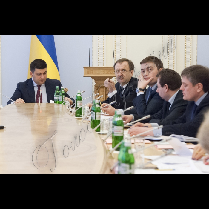 Під головуванням Голови ВР України Володимира Гройсмана відбулося засідання Робочої групи з питань сприяння реформуванню територіальних громад базового рівня.

(зліва направо) Голова ВР України Володимир Гройсман, заступник Міністра регіонального розвитку, будівництва та житлово-комунального господарства України – керівник апарату В’ячеслав Негода, Голова Державної служби України з питань геодезії, картографії та кадастру Максим Мартинюк, Перший заступник керівника Апарату Верховної Ради України Володимир Слишинський і заступник керівника Апарату Верховної Ради України Олександр Мартиненко