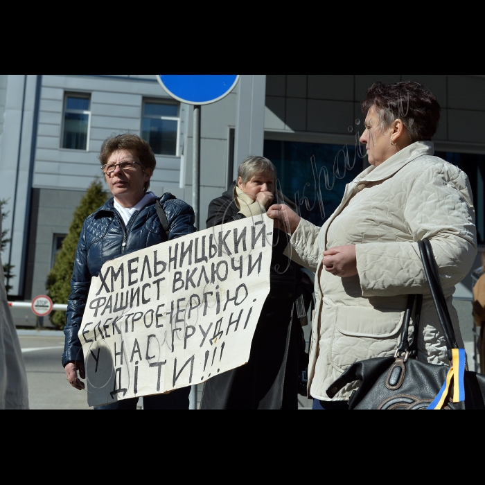 Біля будинку Київського апеляційного господарського суду відбулась акція «Ні -- судовій корупції!». Київський апеляційний господарський суд розгляне позов до Київської міської ради, Міністерства оборони України про визнання незаконною забудови 147 га Біличанського лісу будівельною компанією UDP, власником якої є колишній народний депутат України від Партії регіонів Василь Хмельницький. Василь Хмельницький планує побудувати на території Біличанського лісу та військового містечка проект «Bionic Hill», розрахований на 50 тис. осіб. Київрада віддала земельну ділянку будівельній фірмі разом з 8 жилими будинками і понад 30 сім’ями колишніх військовослужбовців і працівників військового містечка 136. Тепер будівельна фірма має намір виселити людей з їхніх квартир, зробивши їх бомжами. Організатор акції -- мешканці військового містечка 136.