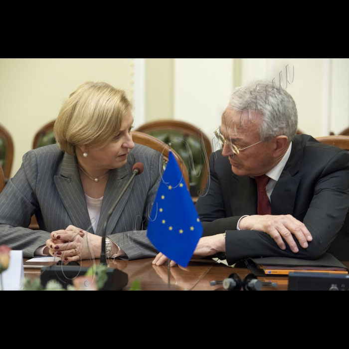 Зустріч Голови Верховної Ради України Володимира Гройсмана з делегаціями Комітету з питань бюджету на чолі з Жаном Артуі та Підкомітету з питань безпеки та оборони Комітету у закордонних справах Європейського Парламенту на чолі з Анною Фотигою.
Голова Підкомітету з питань безпеки та оборони Комітету у закордонних справах Європейського Парламенту Анна Фотига і Голова Комітету з питань бюджету Європейського Парламенту Жан Артуі.
