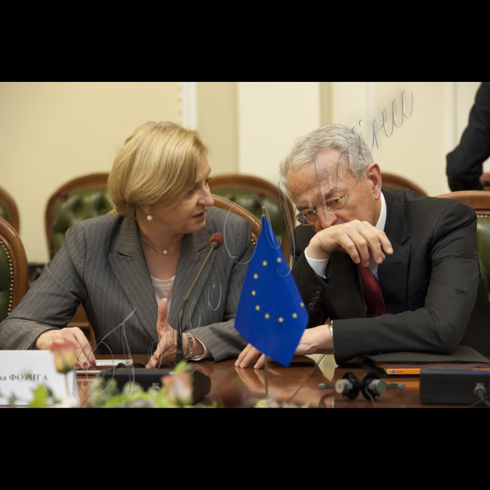 Зустріч Голови Верховної Ради України Володимира Гройсмана з делегаціями Комітету з питань бюджету на чолі з Жаном Артуі та Підкомітету з питань безпеки та оборони Комітету у закордонних справах Європейського Парламенту на чолі з Анною Фотигою.
Голова Підкомітету з питань безпеки та оборони Комітету у закордонних справах Європейського Парламенту Анна Фотига і Голова Комітету з питань бюджету Європейського Парламенту Жан Артуі.