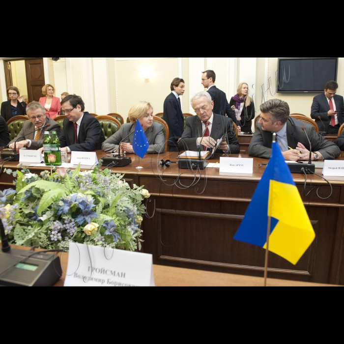 Зустріч Голови Верховної Ради України Володимира Гройсмана з делегаціями Комітету з питань бюджету на чолі з Жаном Артуі та Підкомітету з питань безпеки та оборони Комітету у закордонних справах Європейського Парламенту на чолі з Анною Фотигою.