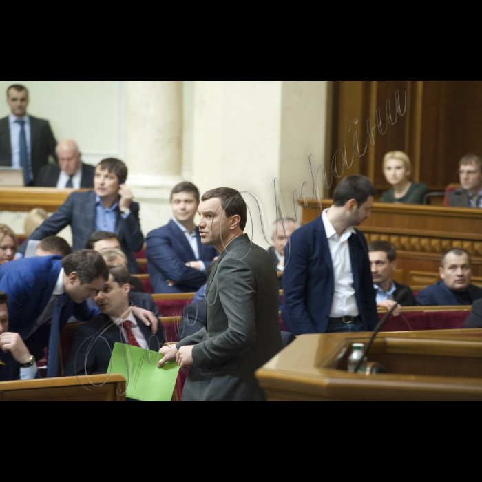 Вечірнє засідання Верховної Ради України.
Голосування за Проект Закону «Про внесення змін до закону України «Про акціонерні товариства» (щодо виплати дивідендів акціонерним товариством).
Голова Комітету Верховної Ради України з питань економічної політики Андрій Іванчук.