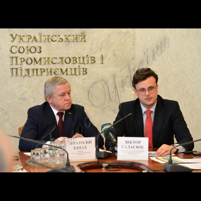 У залі засідань УСПП відбулась зустріч учасників Антикризової ради громадських організацій України, представників УСПП  з народними депутатами та головою Комітету Верховної Ради України  з питань промислової політики та підприємництва Віктором Галасюком. Питання: Зниження індексів промислової продукції та напрацювання пропозицій з виведення промислових сфер економіки з кризи. Буде презентовано затверджену Комітетом модель промислової політики, а також відбудеться обговорення нинішнього стану та проблем промисловості. Учасники: президент УСПП Анатолій Кінах, голова Комітету ВРУ з питань промислової політики та підприємництва Віктор Галасюк, народний депутат України Леонід Козаченко, гендиректор асоціації «Укртютюн» Валентина Хоменко, керівники профільних асоціацій, підприємств, експерти (вул. Хрещатик, 34, 3-й поверх (зал засідань УСПП).